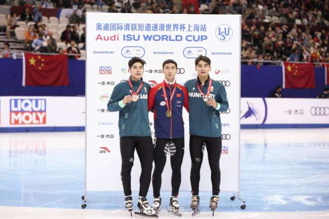 Wu Dajing (center), Sandor Shaolin Liu (right), Shao'ang Liu attend the medal ceremany after the men's 1,000 meter final at the ISU World Cup Short Track in Shanghai on November 12, 2017. [Photo: Weibo/Audi]