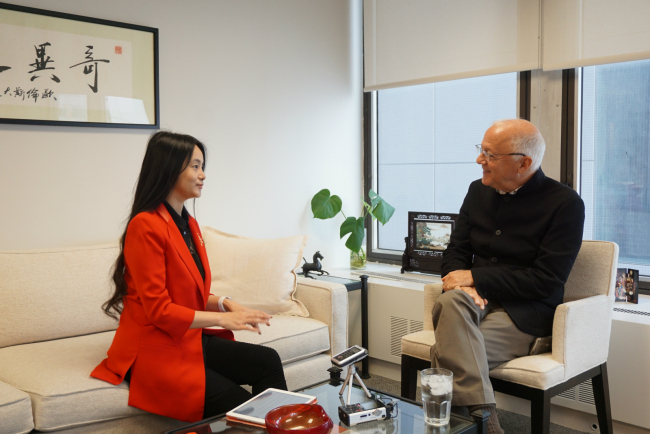 Stephen Orlins (R), President of the National Committee on U.S.-China Relations takes an exclusive interview with CRI’s New York Correspondent Qian Shanming in New York City on Nov. 3 to discuss China’s 19th CPC National Congress. [Photo: China Plus] 