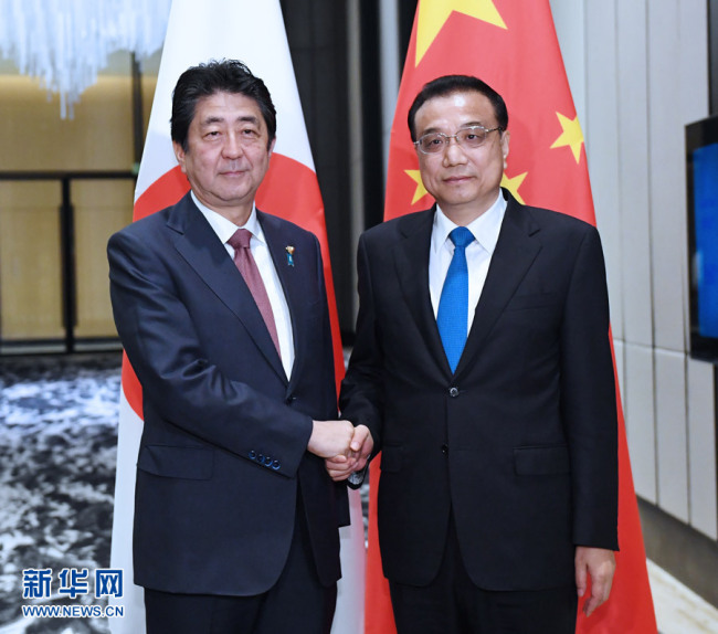 Chinese Premier Li Keqiang met with Japanese Prime Minister Shinzo Abe on the sidelines of the 20th China-ASEAN (the Association of Southeast Asian Nations) (10+1) leaders' meeting in the Philippine capital of Manila, Nov. 13, 2017. [Photo: Xinhua]