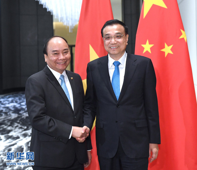 Chinese Premier Li Keqiang met with his Vietnamese counterpart Nguyen Xuan Phuc in Manila on Nov. 13, 2017. [Photo: Xinhua]