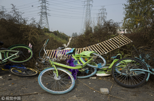The photo taken on October 27, 2017 shows abandoned Kuqi bikes in Beijing. [Photo: VCG]