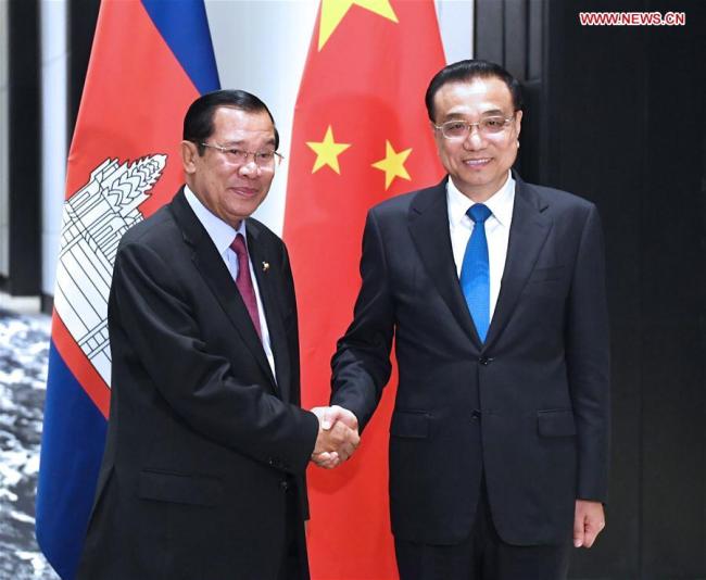 Chinese Premier Li Keqiang (R) meets with Cambodian Prime Minister Samdech Techo Hun Sen in Manila on November 13, 2017. [Photo: Xinhua/Rao Aimin]