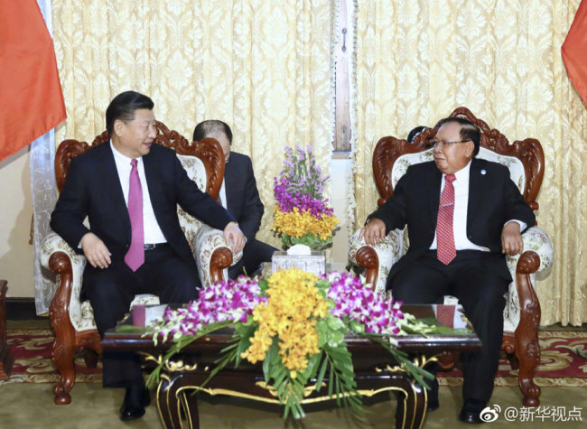 Chinese President Xi Jinping (left) meets with Bounnhang Vorachit on November 13, 2017. [Photo: Xinhua]
