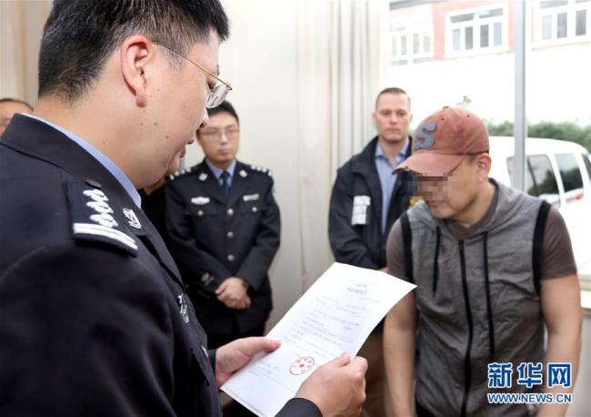 Chinese police have repatriated an American fugitive to the United States, Shanghai Public Security Department announced Tuesday. [Photo:Xinhua] 