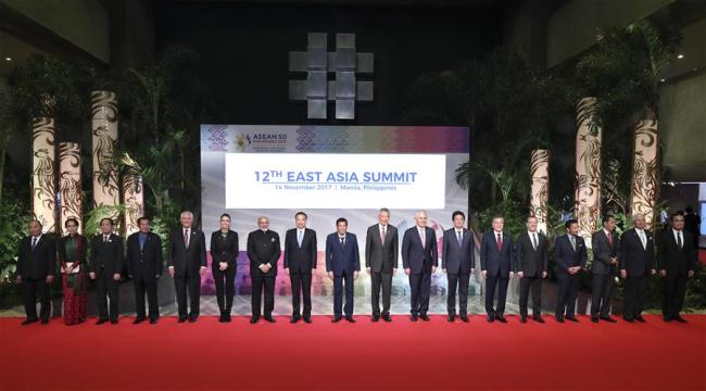 Chinese Premier Li Keqiang (8th L) and other leaders attending the 12th East Asia Summit pose for a group photo before the meeting in Manila, Philippines, Nov. 14, 2017. [Photo: Xinhua]