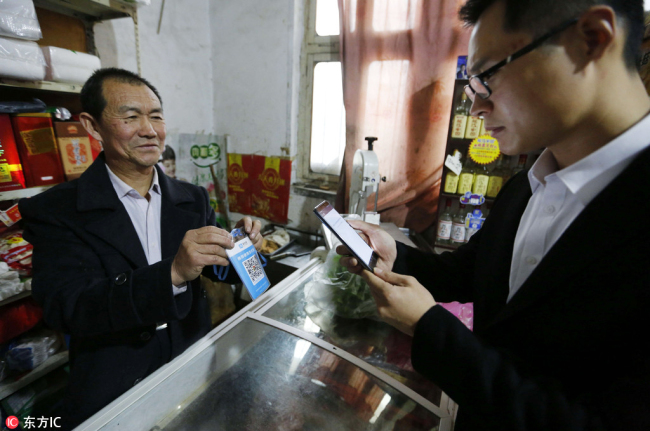 A customer uses Alipay to pay his bill, November 17, 2017. [Photo: IC]