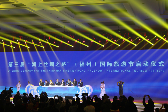  The opening ceremony of the 3rd "Maritime Silk Road" (Fuzhou) International Tourism Festival was held in Fuzhou on November 19th, 2017. Fuzhou is an important gateway to the Maritime Silk Road in the 21st century. The festival provides a platform for countries and regions along the Maritime Silk Road to seek common opportunities in economic and tourism cooperation, as well as cultural exchanges. This year's festival has attracted more than 300 industry insiders from about 30 countries and areas. Various activities will be held during the festival, including an international tourism carnival. The festival will continue until December 31st. [Photo: China Plus]