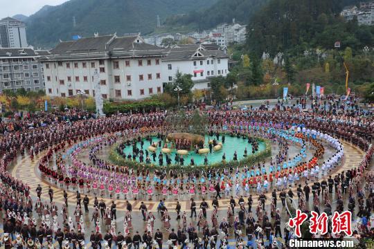 All performers were dressed in traditional costumes of the Miao ethnic group, dancing to the drumbeat around a giant wooden drum in the center of the square.[Photo: china news.com]