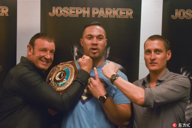 New Zealand heavyweight boxer Joseph Parker , coach Kevin Berry(L) and promoter David Higgins (R) pose for camera after a press conference in Auckland on Nov 22, 2017. He is currently the WBO heavyweight champion, having held the title since 2016. His team announces their latest attempts at signing a unification bout with WBA and IBF champion Anthony Joshua. [Photo: IC]