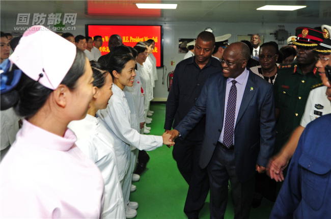 Tanzanian President John Magufuli thanked Chinese doctors in the Chinese naval hospital ship Peace Ark during its eight-day stay in Tanzania. [Photo: mod.gov.cn]