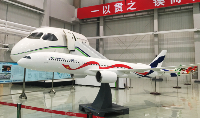 2.	A model of the C929 aircraft, also known as the CR929 aircraft, on display at COMAC's R&D Center in Shanghai, November 28, 2017. [Photo: China Plus/Meng Xue]