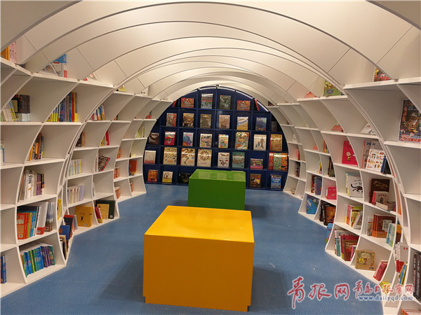 Zhanqiao Bookstore opened on September 30, 2017 in Qingdao, east China's Shandong province.[Photo: dailyqd.com]