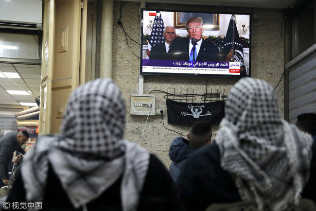 Palestinians watch a televised broadcast of U.S. President Donald Trump delivering an address in Jerusalem's Old City December 6, 2017. [Photo: VCG]