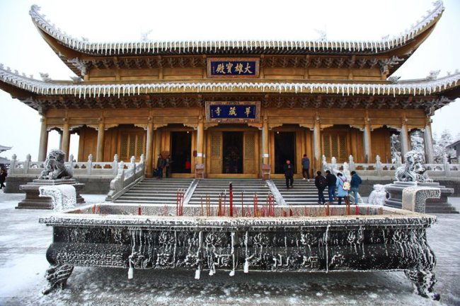 Huazang Temple at Mount Emei following a snowfall [Photo provided by Mount Emei Scenic Spot]