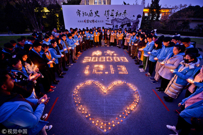Postgraduate students of the Nanjing Agricultural University attend a memorial for the victims of the Nanjing Massacre, December 10, 2017. [Photo: VCG]