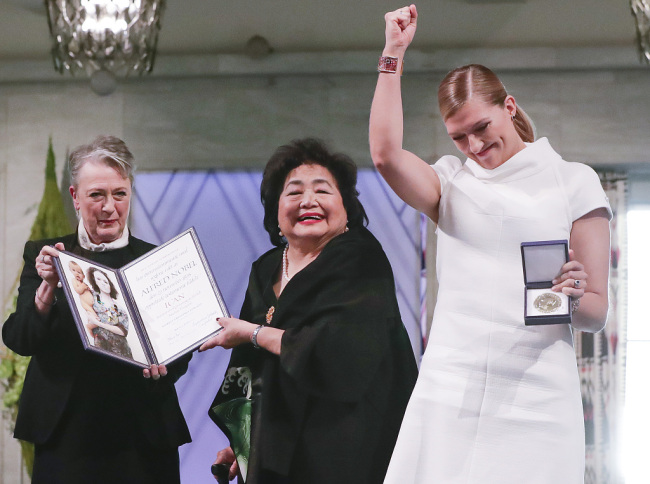 ICAN chief Beatrice Fihn (right), and Setsuko Thurlow (center), a survivor of the 1945 atomic bombing of Hiroshima, receive a medal and a diploma of the 2017 Nobel Peace Prize at an awarding ceremony at the Oslo City Hall in Norway on December 10, 2017. [Photo: VCG]