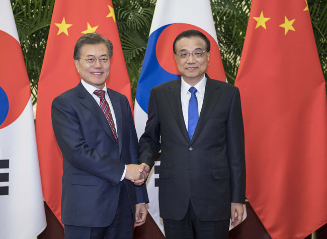 Chinese Premier Li Keqiang (right) meets with ROK President Moon Jae-in in Beijing, December 15, 2017 [Photo: gov.cn]