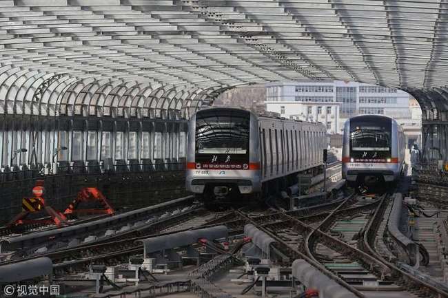 A train on the Yanshan to Fangshan line approaches the platform. [File Photo: VCG]