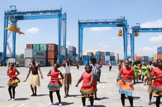 Local people dance at the opening ceremony for the Nairobi Inland Container Depot on December 16, 2017. [Photo: China Plus/Wang Xinjun]