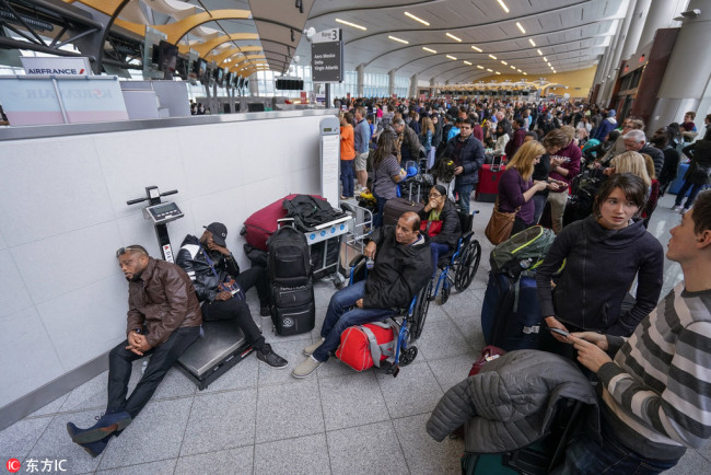 Passengers affected by a widespread power outage wait in long lines at the International Terminal of Hartsfield-Jackson Atlanta International Airport in Atlanta, Georgia, U.S., December 17, 2017. [Photo: IC]