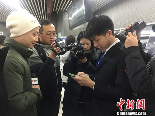 Media are given a demonstration on how to book a subway ticket through the new online app on December 23, 2017. [Photo: Chinanews.com]
