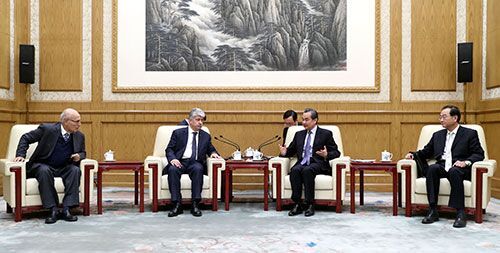 Foreign Minister Wang Yi meets Ahmed Majdalani and Nabil Shaath, who came to China as representatives of the Palestinian President. [Photo: fmprc.gov.cn]