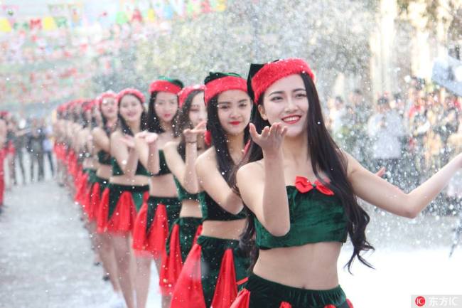 成都上演“雪中维密秀” A Victoria's Secret-like show was held in Chengdu