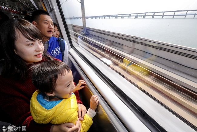 Passengers enjoy the sea views from Subway Line 1 in Xiamen, Fujian Province on December 31, 2017. The 30.3-km subway line started operation on the last day of the year 2017. [Photo: VCG]