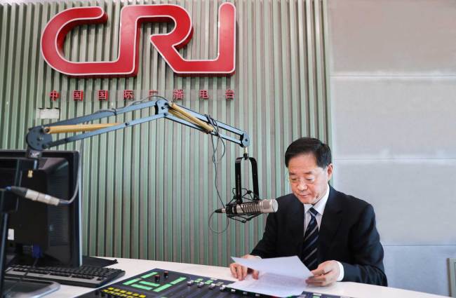 Wang Gengnian, director-General of China Radio International (CRI), extends his new year's greetings to overseas audiences via radio and the internet. [Photo: China Plus]