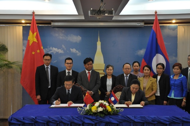 Wang Wentian, Chinese Ambassador to Laos and Khamphao Ernthavanh, Lao Deputy Minister of Foreign Affairs, sigh an agreement on Lancang-Mekong cooperation funding for Lao projects on Tuesday. [Photo: la.china-embassy.org]  