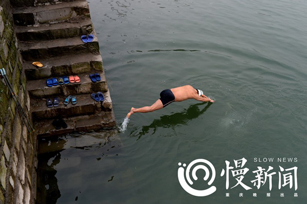 Photo shows 64-year-old Wang Rong, who lost his left leg to cancer in 1983, plunging into Chongqing's Jialing River. [Photo: www.thepaper.cn]