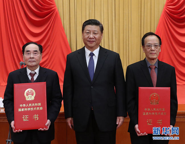 President Xi Jinping presents award certificates to two Chinese scientists at an annual ceremony held in the Great Hall of People in Beijing. [Photo: Xinhua]