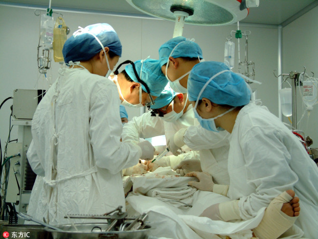 Chinese doctors perform the operation at the operating room of a hospital in Beijing. [File photo: IC]