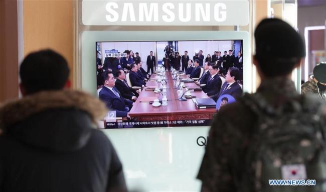 People watch news about high-level inter-Korean talks in Seoul, South Korea, Jan. 9, 2018. South Korea and the Democratic People's Republic of Korea (DPRK) on Tuesday started high-level talks, the first in about two years, at the truce village of Panmunjom. [Photo: Xinhua]