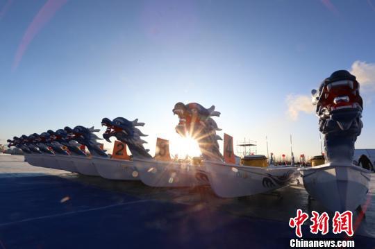 Participators compete in the first world ice dragon boat championship which kicked off on Wednesday in Dolon Nor, Xilingol League, north China's Inner Mongolia Autonomous Region. [Photo: Chinanews.com]