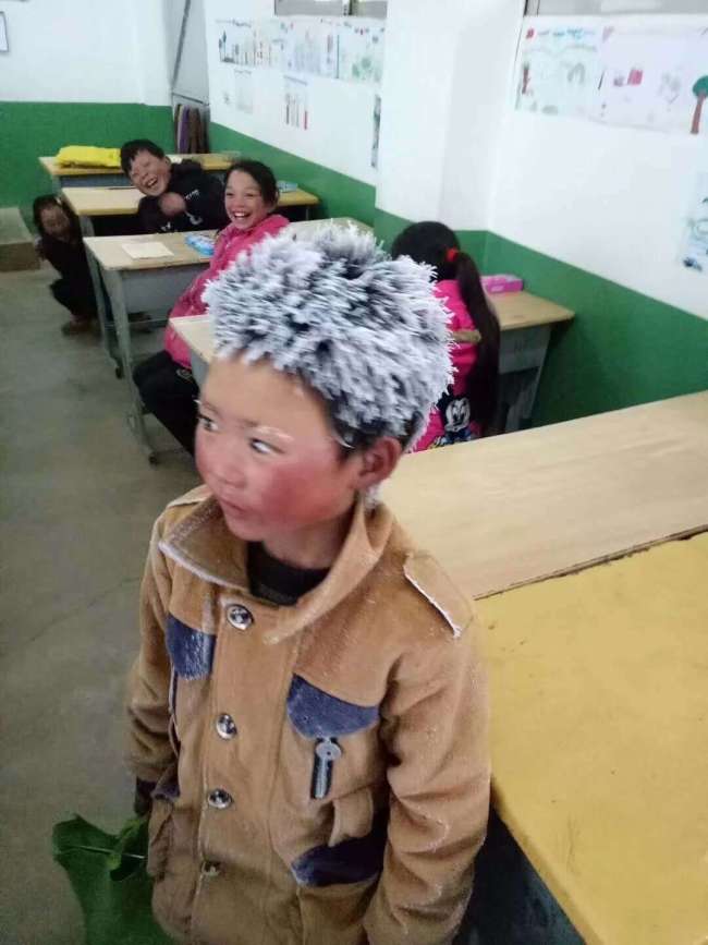 A boy comes to classroom with his hair frozen. [Photo provided to chinadaily.com.cn]