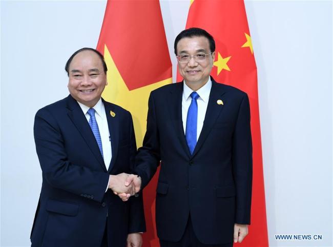 Chinese Premier Li Keqiang (R) meets with Vietnamese Prime Minister Nguyen Xuan Phuc in Phnom Penh, Cambodia, Jan. 10, 2018. [Photo: Xinhua/Zhang Duo]