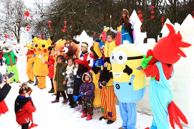 Performers wearing costumes similar to those in animated films, at Mount Emei's theme park. [Photo by Mount Emei Scenic Spot]