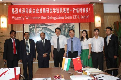 Ranvijay received a group of delegation from the Entrepreneurship Development Institution of India, discussing about cooperative partnership. [Photo: From Yunan Minzu University]