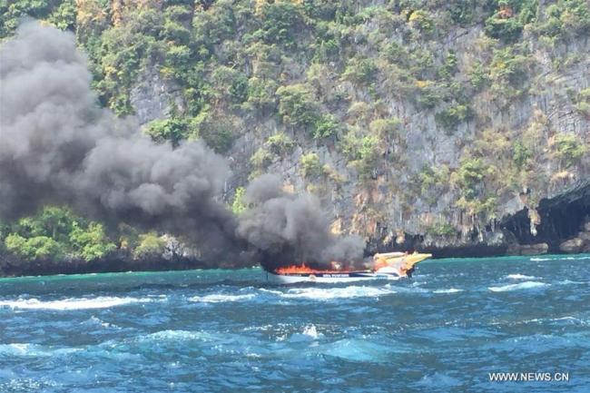 The photo taken by a mobile phone on Jan. 14, 2018 shows a speedboat explosion on southern Thailand's Andaman Sea near Phi-Phi Islands. A speedboat carrying 27 Chinese tourists and several Thai crews exploded on southern Thailand's Andaman Sea near Phi-Phi Islands on Sunday. [Photo: Xinhua]