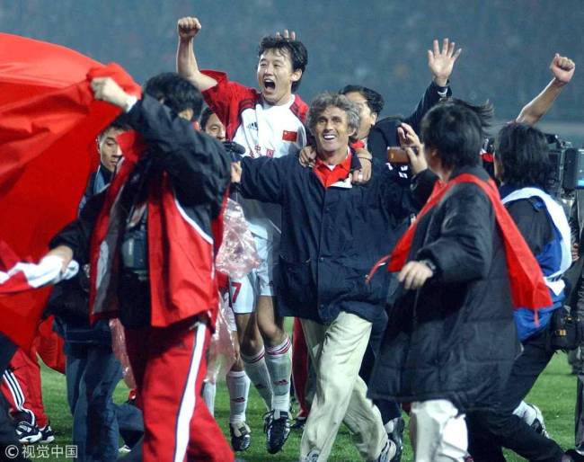 Bora Milutinovic celebrates China's qualification for the 2002 World Cup with a 1-0 win over Oman at the qualifiers in Shenyang, Liaoning Province on October 7, 2001. [File Photo: VCG]