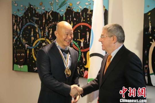 International Olympic Committee President Thomas Bach awarded the Pierre de Coubertin medal to Lv Junjie, a Chinese master of Zisha, in Lausanne on Monday. [Photo: Chinanews.com]