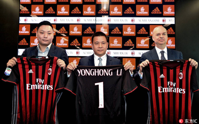 New AC Milan owners Li Yonghong (center), Han Li (left) and the Italian club's managing director Marco Fassone attend a press conference in Milan, Italy on April 14, 2017. [File Photo: IC]