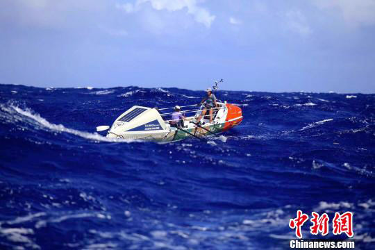 An undated photo shows female rowing team Kung Fu Cha Cha, composed of four students from Shantou University, taking part in the Talisker Whisky Atlantic Challenge. [Photo provided by Li Ka Shing Foundation to Chinanews.com]
