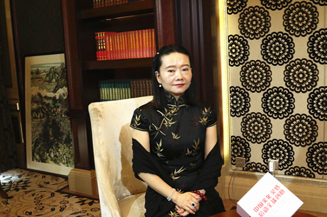 President of the Oriental International Modern Art Council, Kang Jiaqi, does an interview with China Plus at the Beijing Conference Center on January 18, 2018. [Photo: China Plus/Sang Yarong]