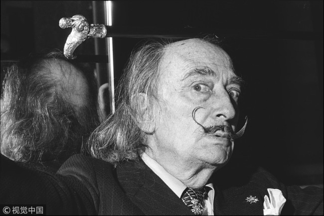 Surrealist Painter Salvador Dali balances his cane on his head at the St. Regis hotel in New York, United States, on March 1, 1974. [Photo: Polaris/Allan Tannenbaum]