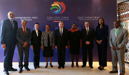 Chinese Foreign Minister Wang Yi (C) poses for photos with foreign ministers of Grenada, Antigua and Barbuda, Barbados, Dominica, Guyana, Jamaica, Suriname, Trinidad and Tobago, as well as the representative of Bahamas, in Santiago, Chile, on Sunday, January 21, 2018. [Photo: fmprc.gov.cn]