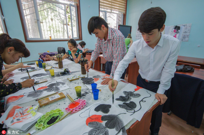 Tajik students learn traditional Chinese painting at a local Confucius Institute on August 28, 2017. [File photo: IC]