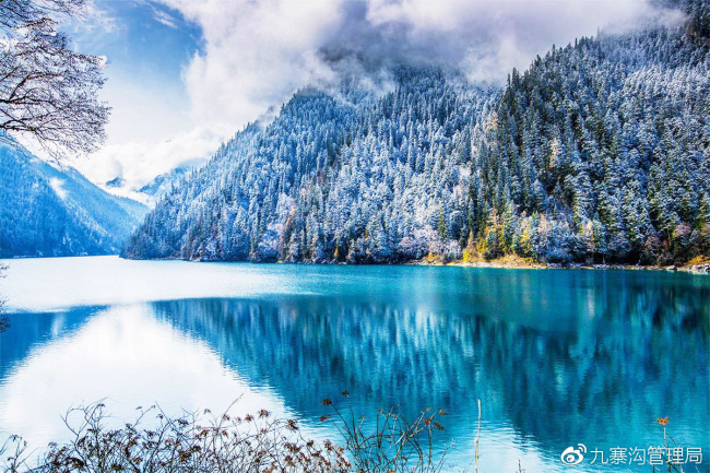 A stunning photo taken on November 21, 2017 shows this winter's first snowfall in Jiuzhai Valley, also known as Jiuzhaigou, southwest China's Sichuan Province. The famous scenic area was hit by a 7.0-magnitude earthquake on August 8, 2017. [Photo: Sina Weibo of Jiuzhai Valley Administration Bureau]