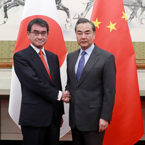 Chinese Foreign Minister Wang Yi (R) meets with his Japanese counterpart Taro Kono in Beijing on January 28, 2018. [Photo: fmprc.gov.cn]